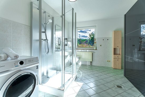 Ferienwohnung Koserow Badezimmer mit Dusche und Waschmaschine