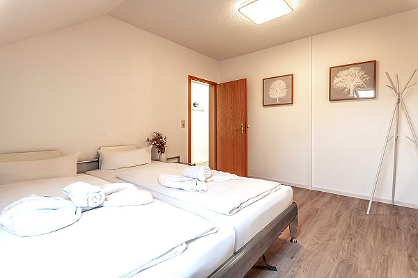 Schlafzimmer mit Einzelbetten in der Fewo in Koserow