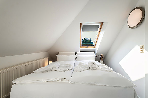 Schlafzimmer mit Doppelbett in der Ferienwohnung